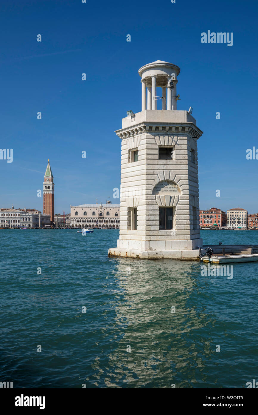 Faro San Giorgio Maggiore (Campanile & St. Mark's Square/Piazza San Marco im Hintergrund), Venedig, Italien Stockfoto