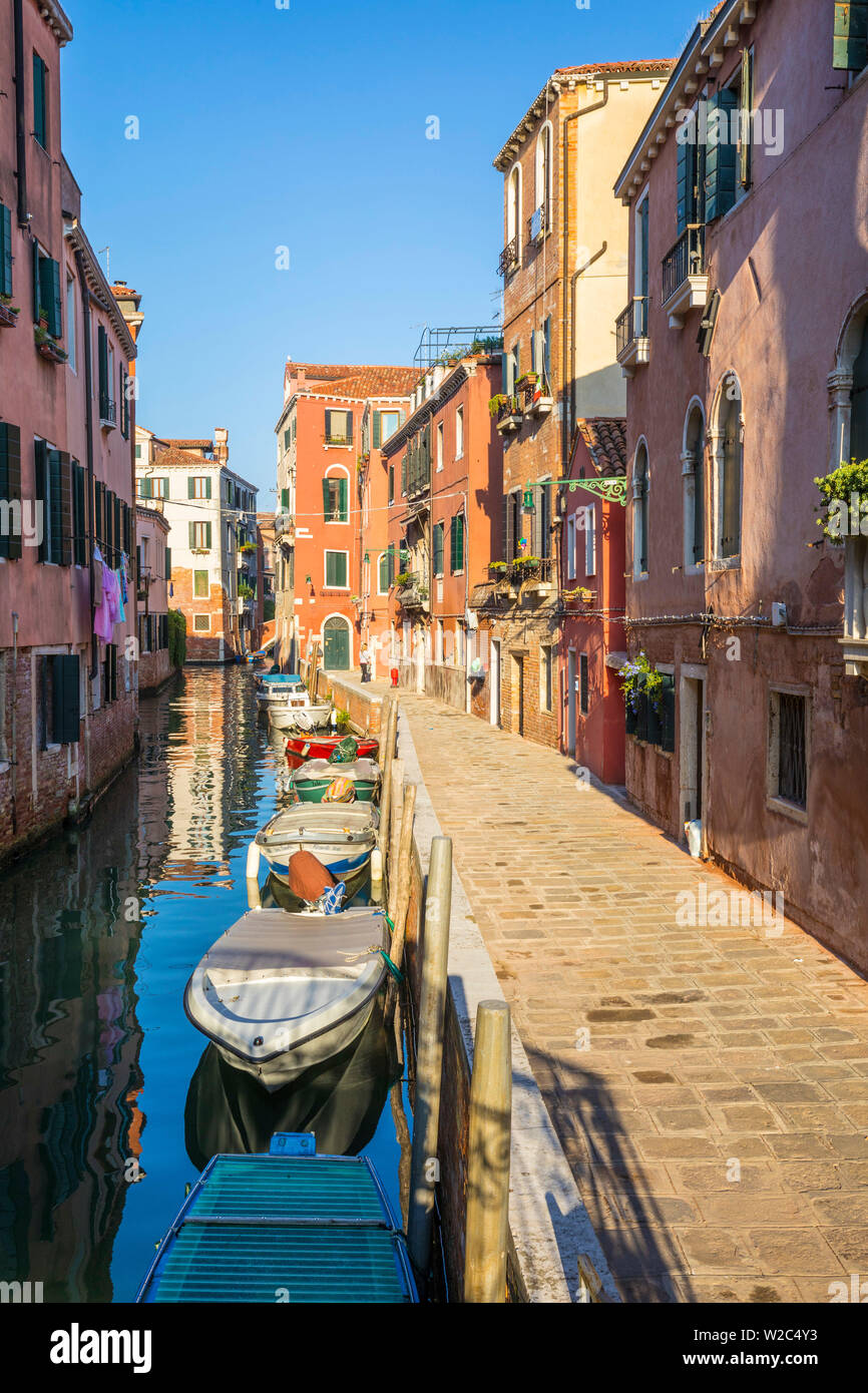 Kleinen Kanal im Viertel Cannaregio in Venedig, Venetien, Italien Stockfoto