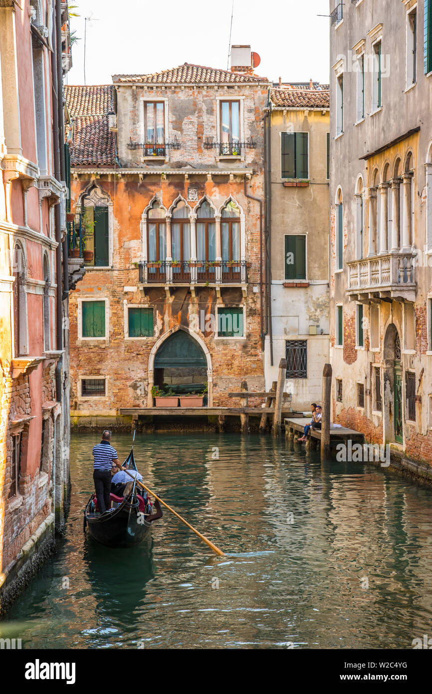 Gondel auf Kanal in Venedig, Venetien, Italien Stockfoto