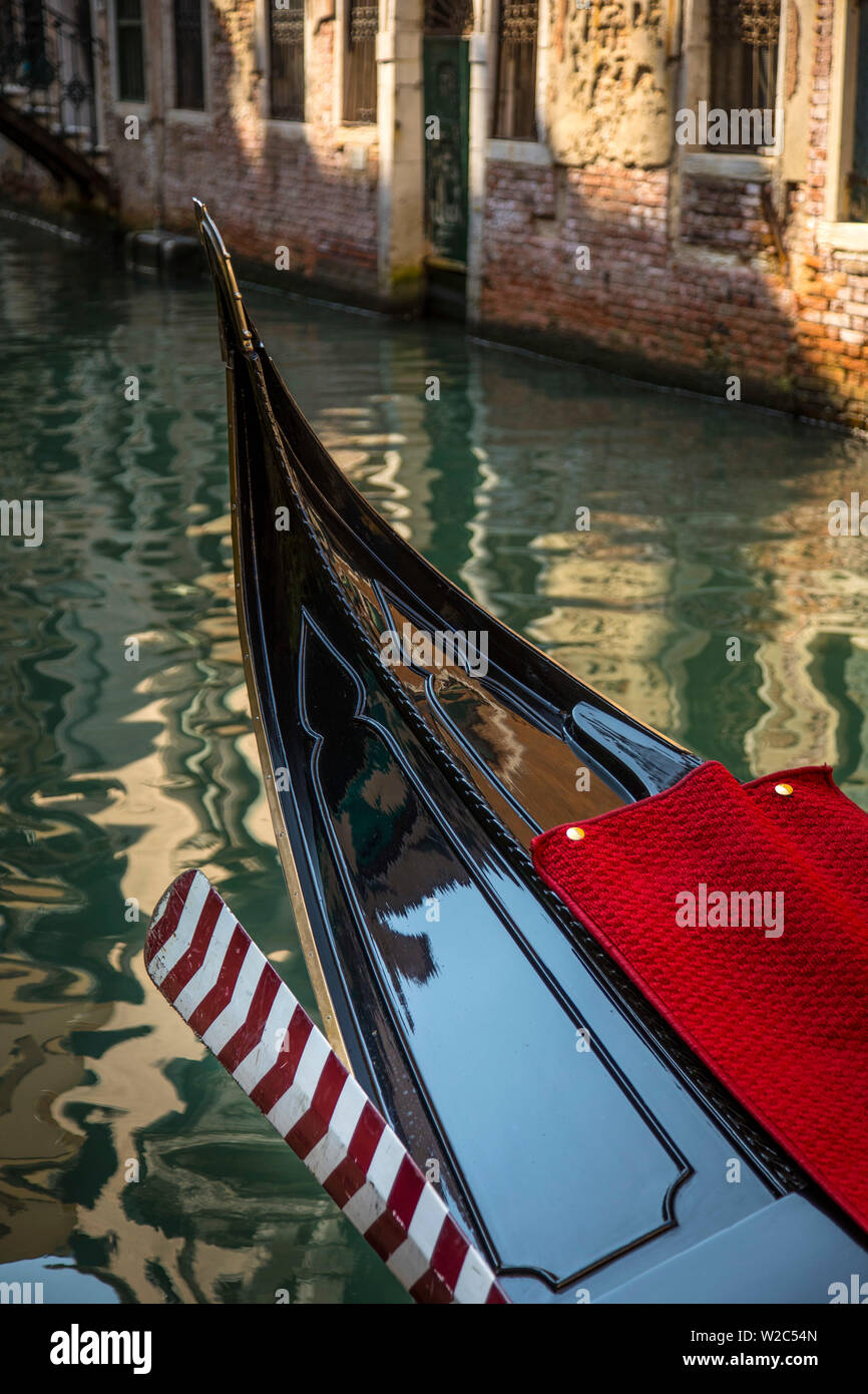 Gondeln auf einem Kanal in Venedig, Veneto, Italien Stockfoto