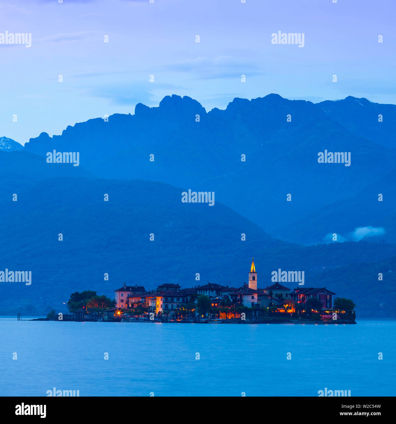 Isola dei Pescatori (Fischer- Inseln) in der Dämmerung beleuchtet, die Borromäischen Inseln, Lago Maggiore, Piemont, Italien Stockfoto