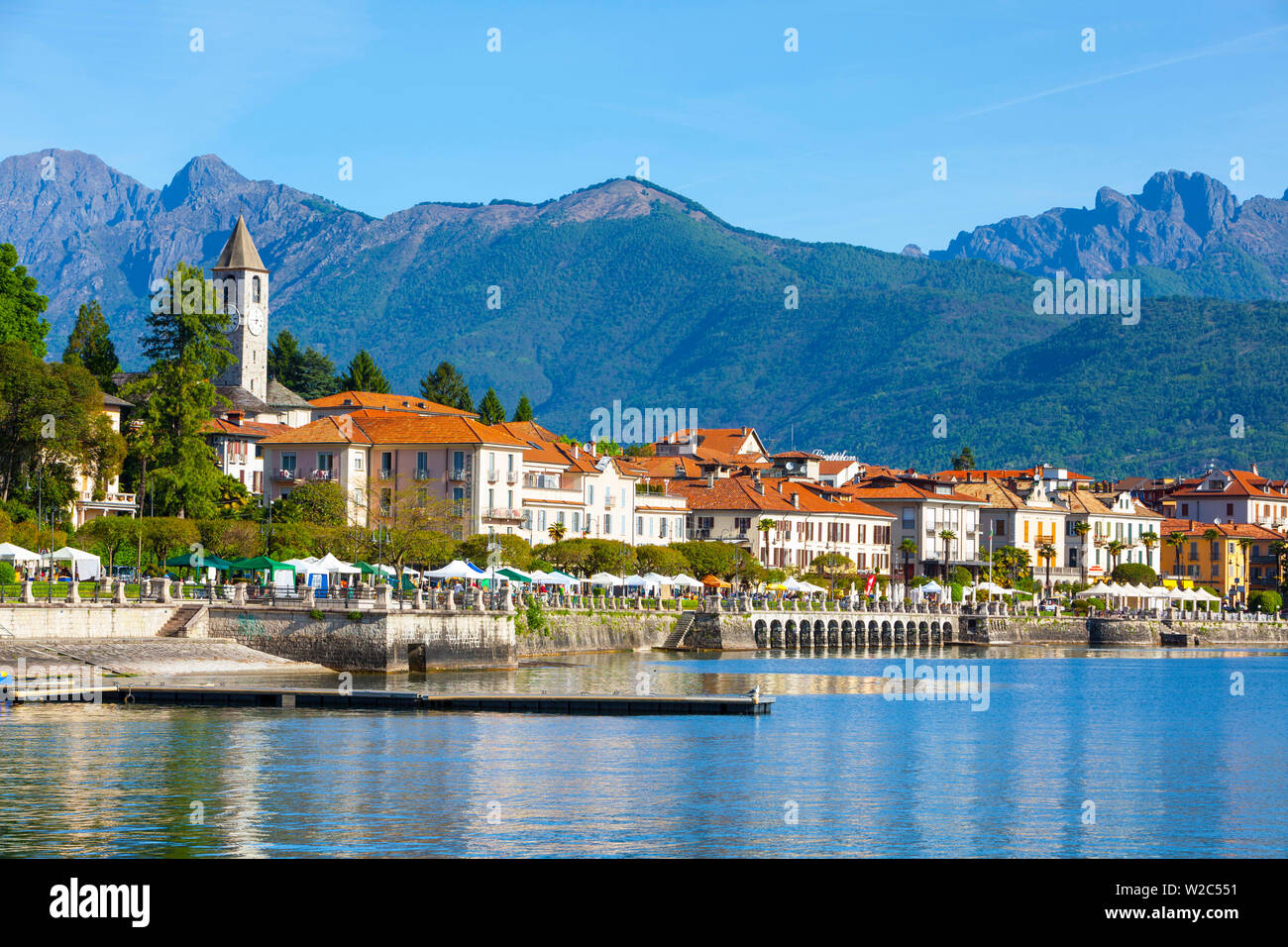 Das idyllische Dorf am Seeufer von Baveno, Lago Maggiore, Piemont, Italien Stockfoto