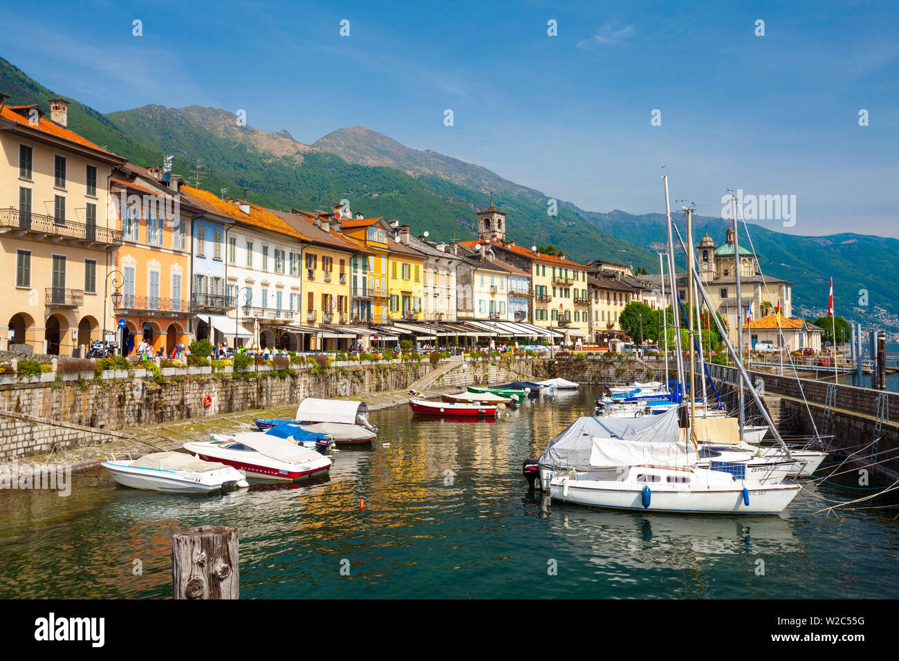 Cannobio der malerischen Hafenpromenade, Cannobio, Lago Maggiore, Piemont, Italien Stockfoto