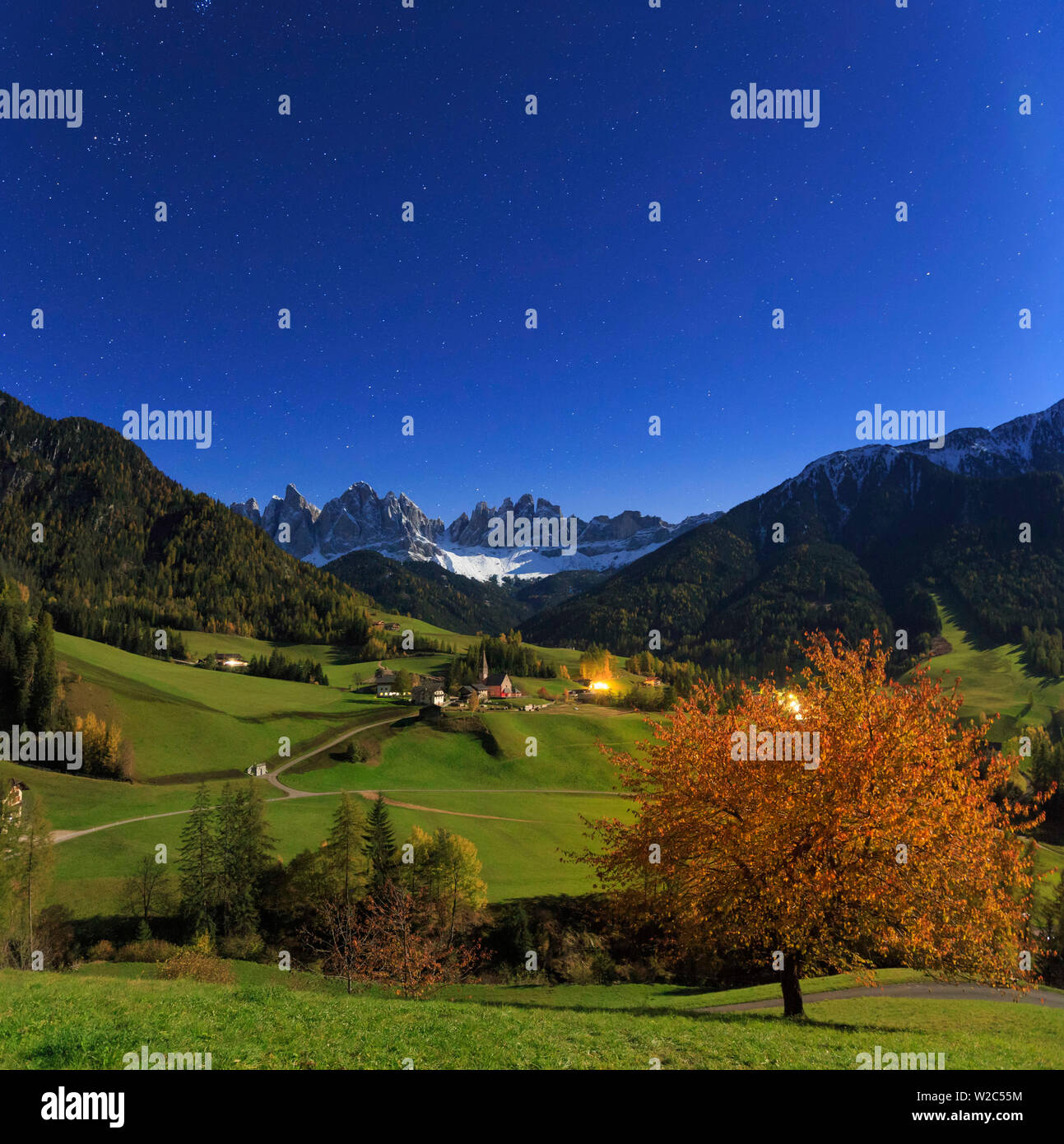 Italien, Trentino-Südtirol, Südtirol, Nachtaufnahme von Val di Funes und Santa Magdalena Stadt mit Puez Geisler Dolomiten Gruppe (Puez Geisler) im Hintergrund Stockfoto