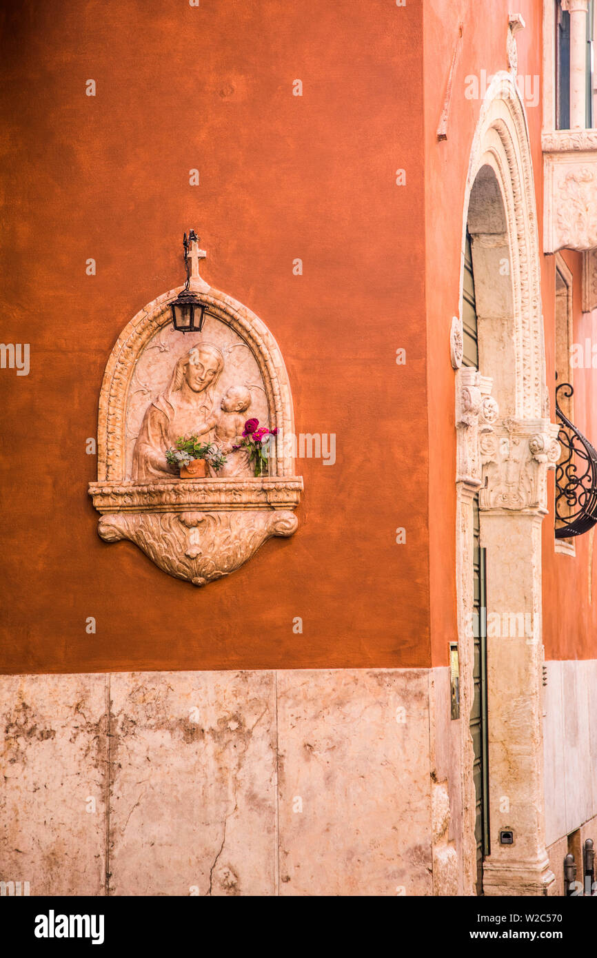 Maria und Jesus Schrein auf Wand, Verona, Venetien, Italien Stockfoto