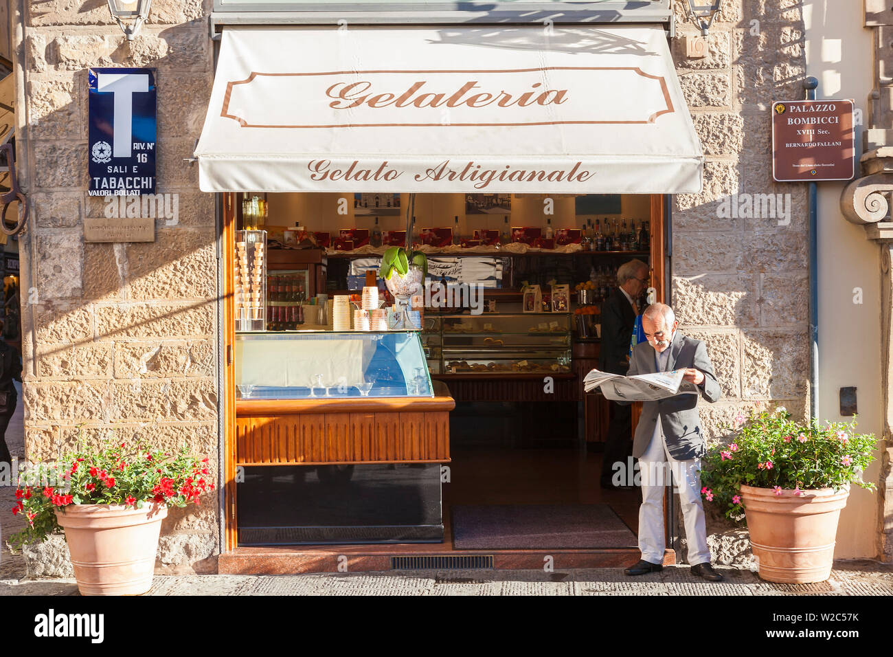 Mann lesen Zeitung outside cafe, Florenz, Italien Stockfoto
