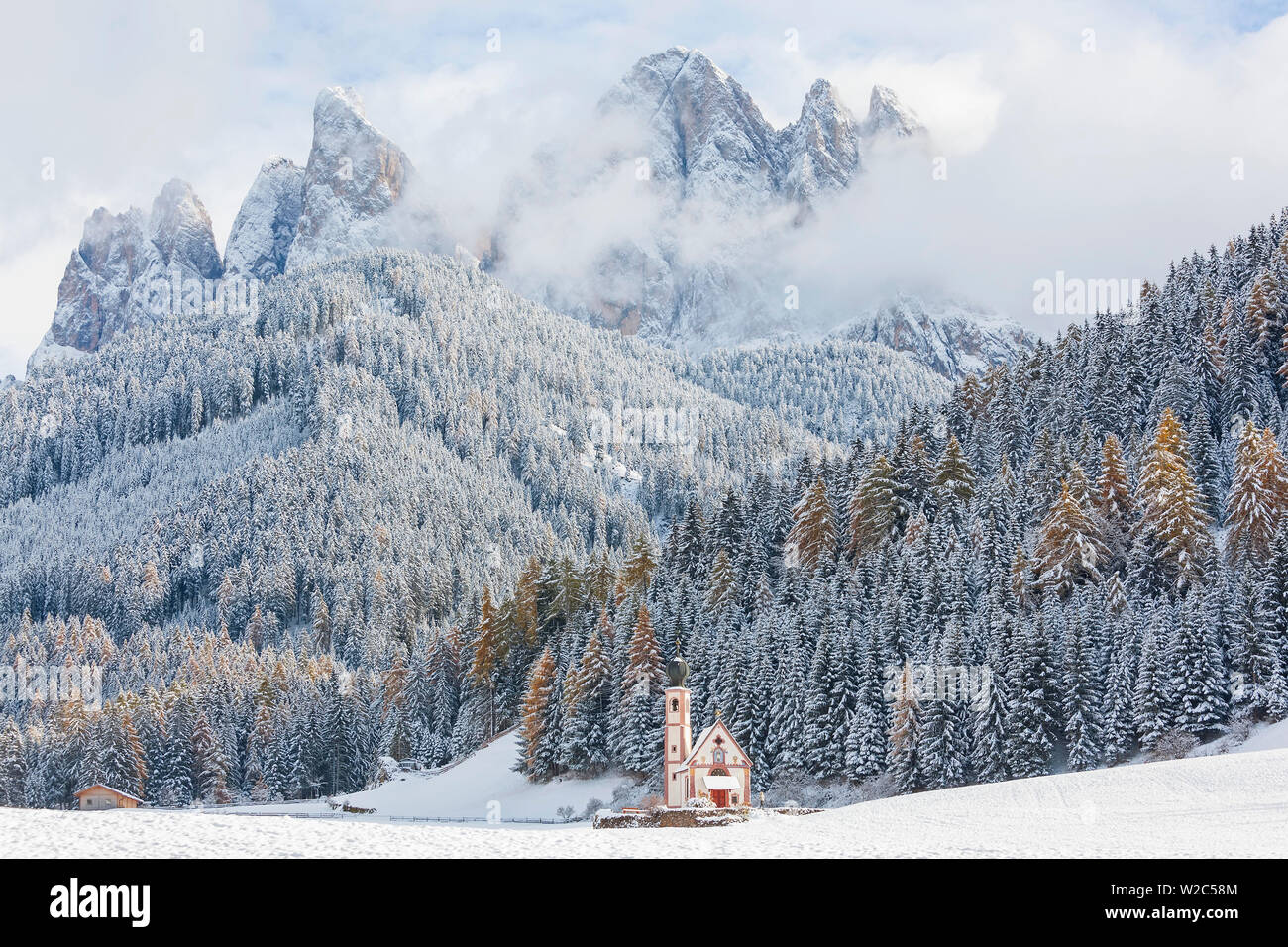 Schnee, Winter, St Johann Church, Val di Funes, Dolomiten, Italien Stockfoto