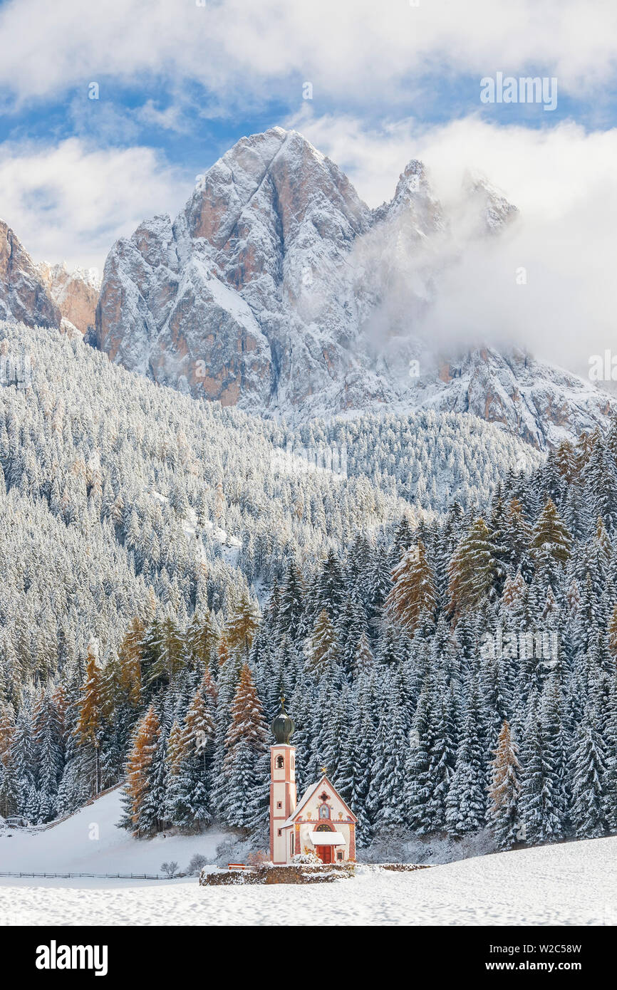 Schnee, Winter, St Johann Church, Val di Funes, Dolomiten, Italien Stockfoto