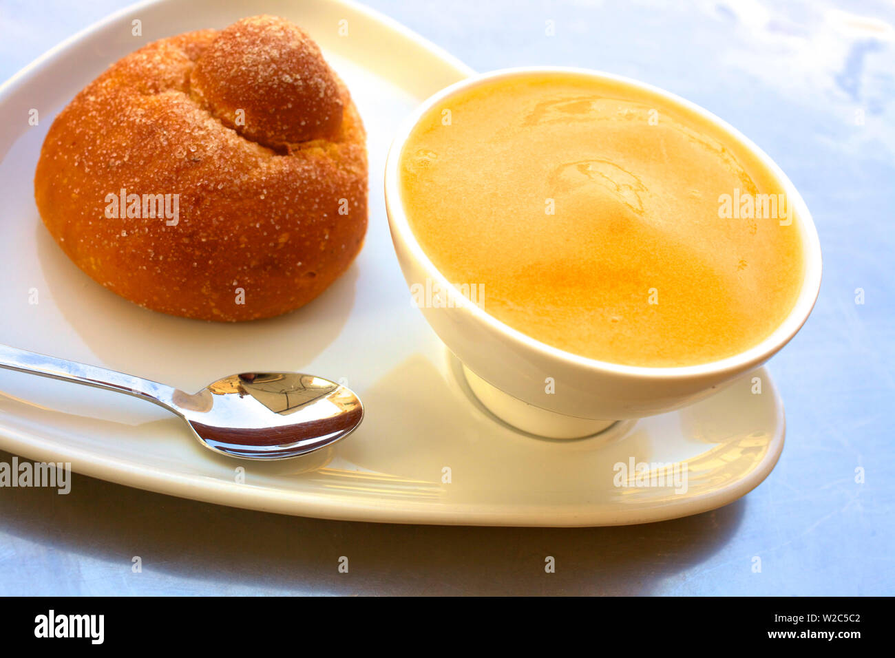 Granita und Brioche, Noto, Sizilien, Italien Stockfoto