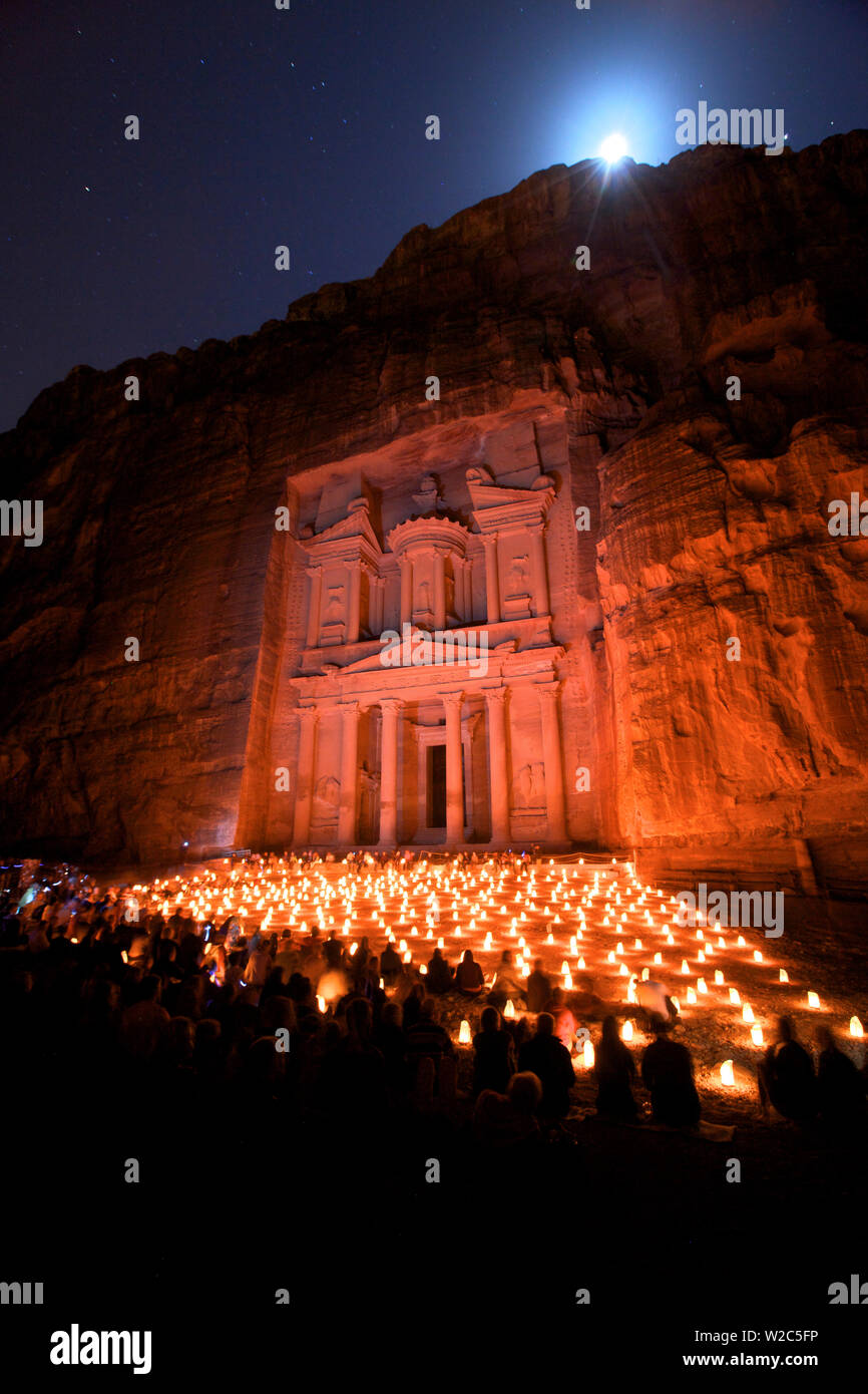 Treasury mit Kerzen beleuchtet bei Nacht, Petra, Jordanien, Naher Osten Stockfoto