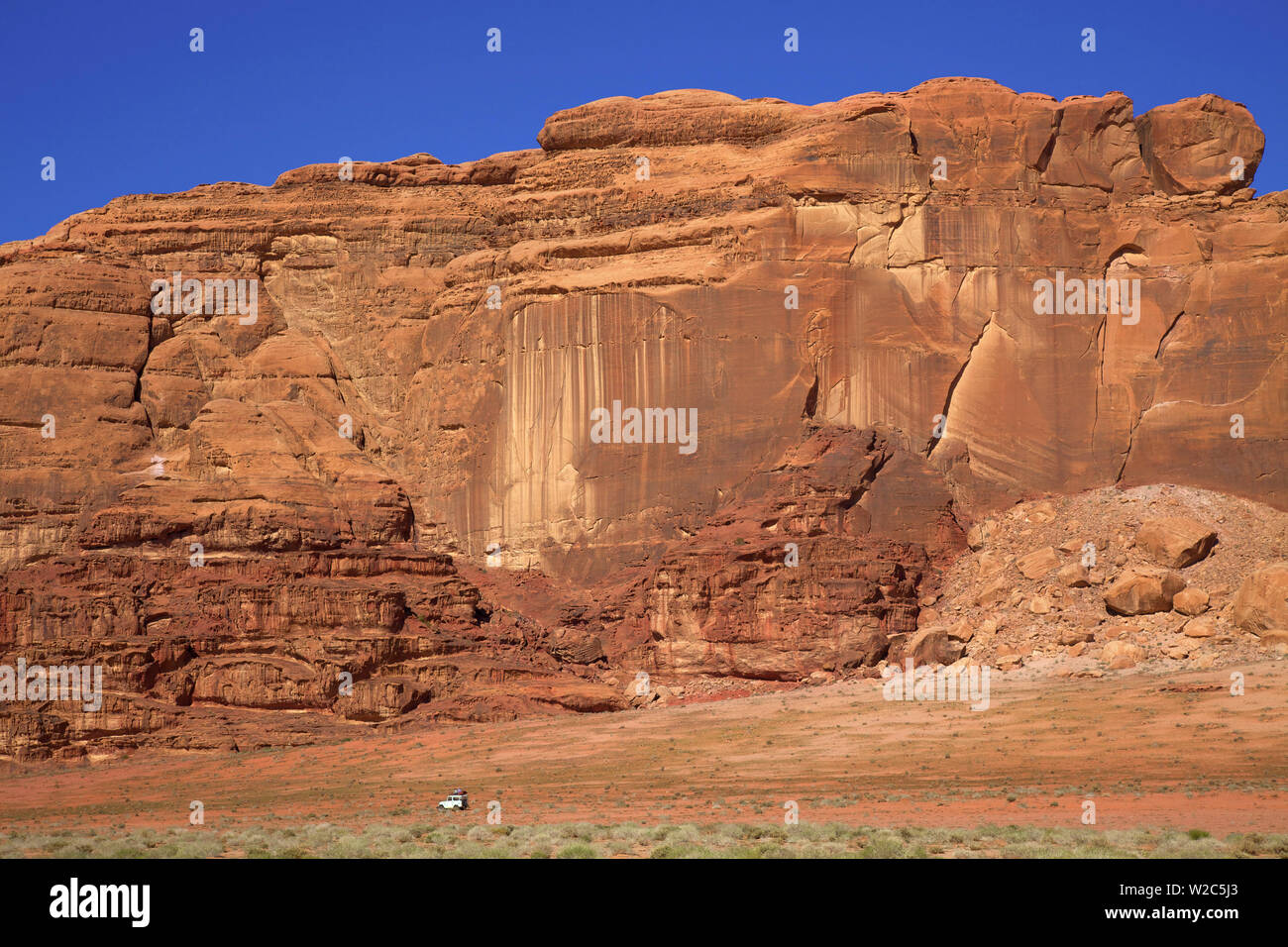 Mit dem Geländewagen fahren Fahrzeug, Wadi Rum, Jordanien, Naher Osten Stockfoto
