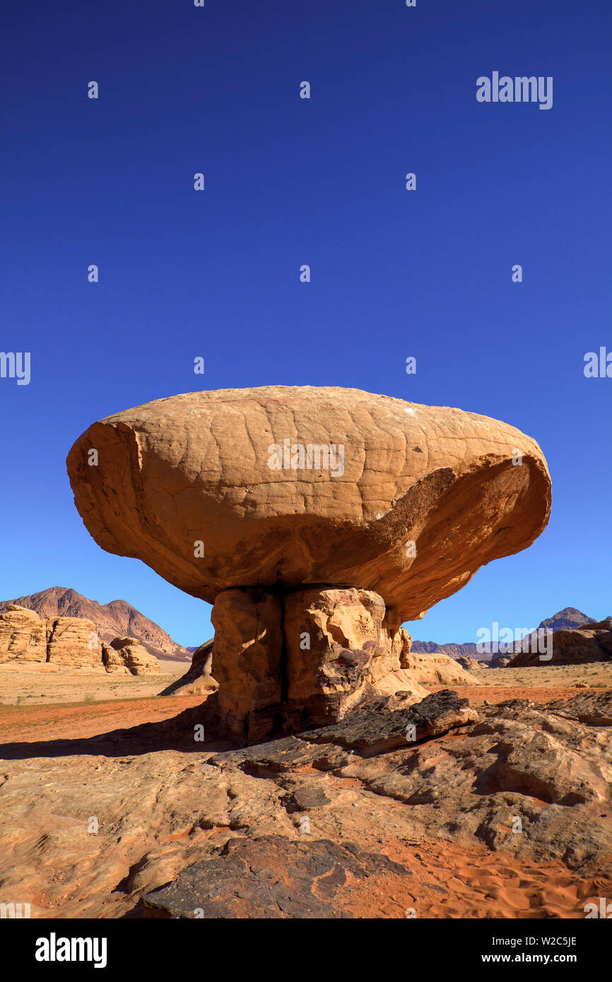 Pilz geformten Felsen, Wadi Rum, Jordanien, Naher Osten Stockfoto