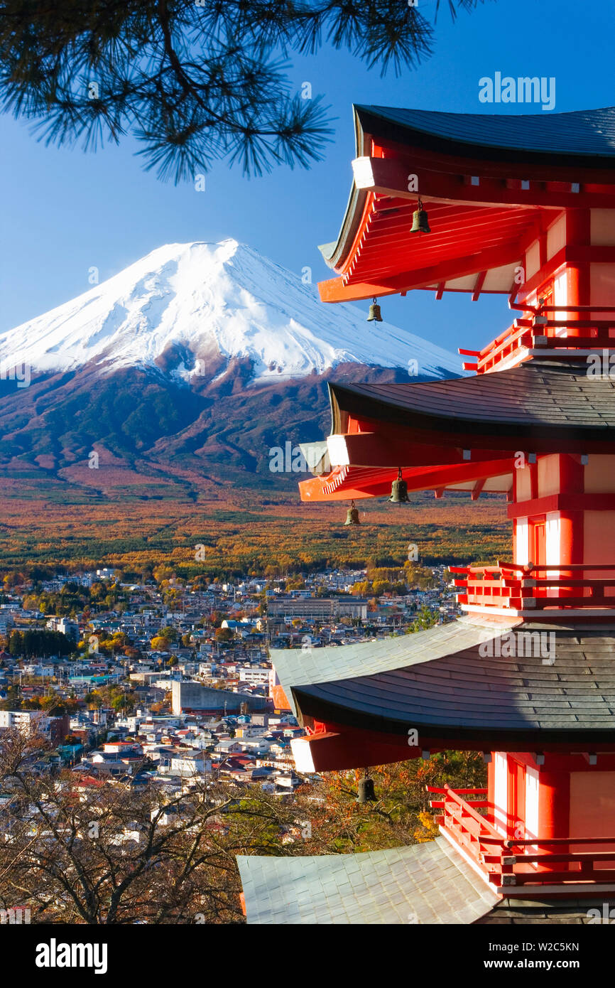 Japan, zentralen Honshu (Chubu), Fuji-Hakone-Izu-Nationalpark, Mount Fuji begrenzt im Schnee und den oberen Ebenen des Tempels Stockfoto