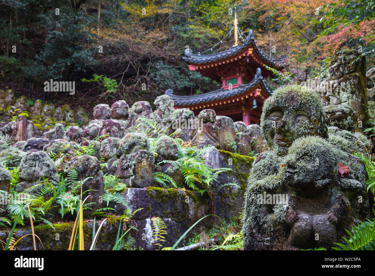 Japan, Kyoto, Arashiyama, Otagi Nenbutsu-ji Tempel, Rakan (Schüler von Shaka, der Gründer des Buddhismus) Buddhistische Bilder, die Anbeter geschnitzt wurden. Stockfoto