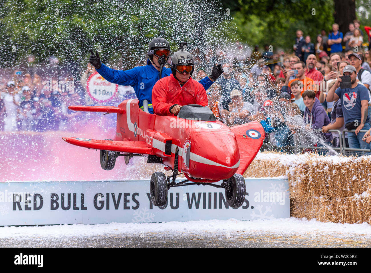 Das Team muss Dash RAF Ingenieure konkurrieren in der Red Bull Seifenkistenrennen 2019 an Alexandra Park, London, UK. Sprung über Rampe mit Menschen. Rote Pfeile Jet Stockfoto