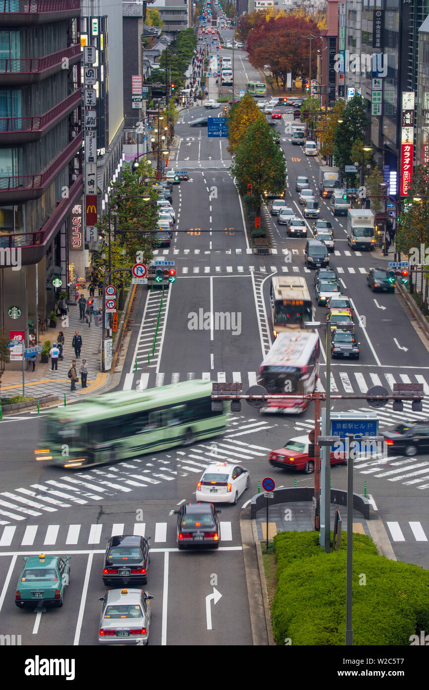 Japan, Kyoto, Straße gegenüber dem Bahnhof von Kyoto Stockfoto