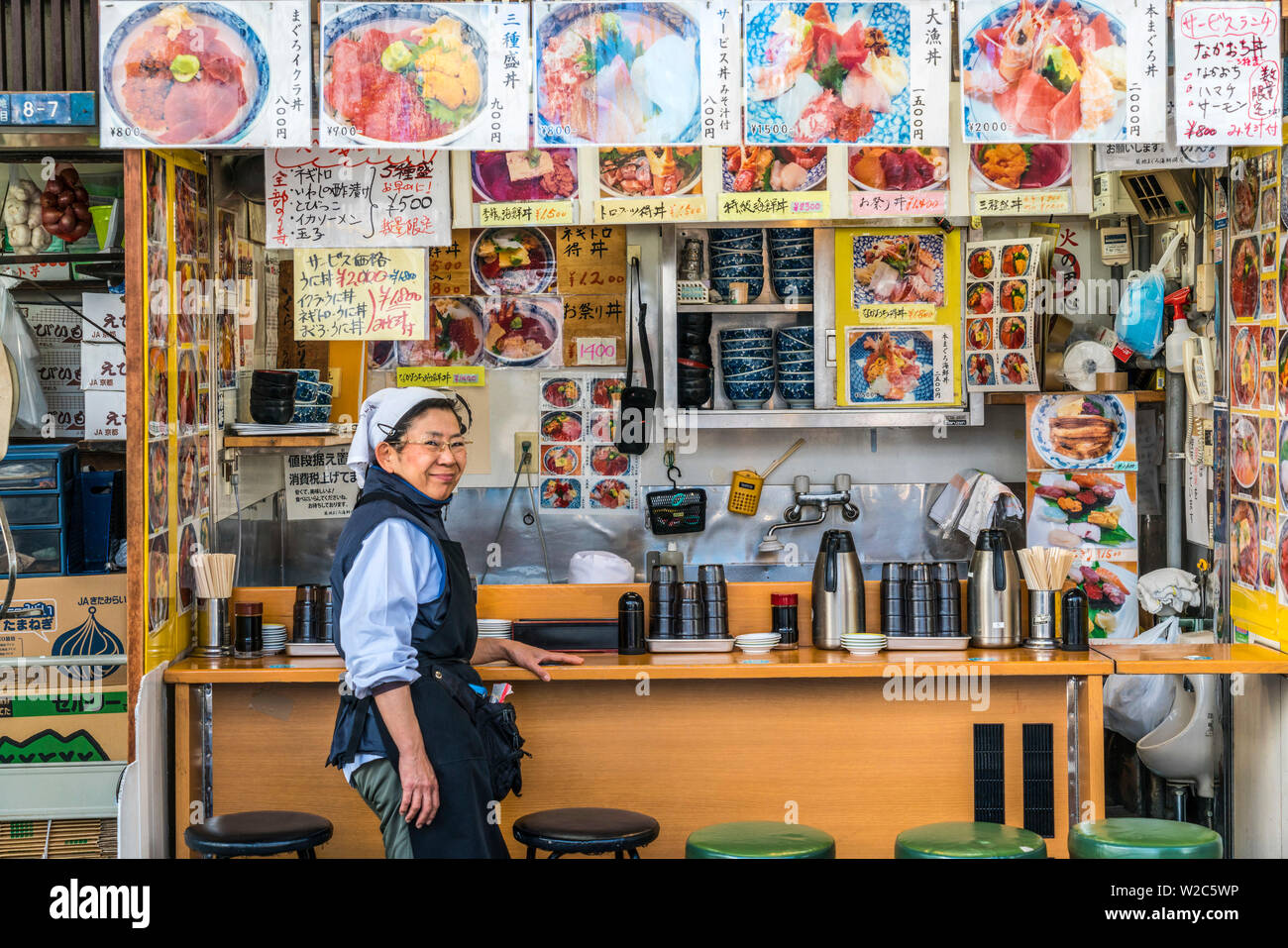 Sushi & Fisch Stall, zentrale Tsukiji Fischmarkt, Tokio, Japan Stockfoto