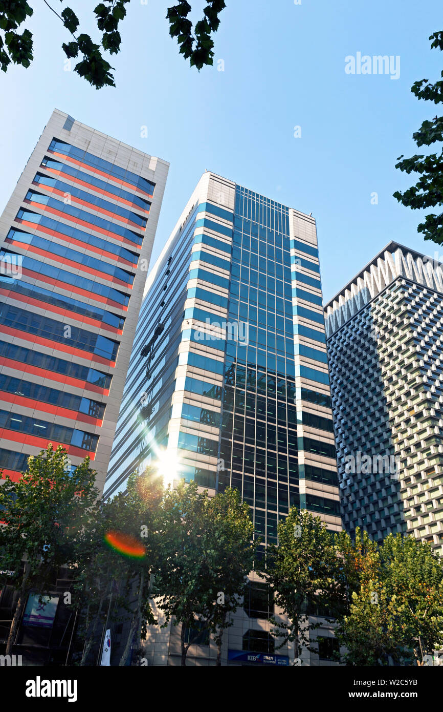 Gebäude im modernen Geschäfts- und Einkaufsviertel Gangnam-gu, Seoul, Südkorea Stockfoto