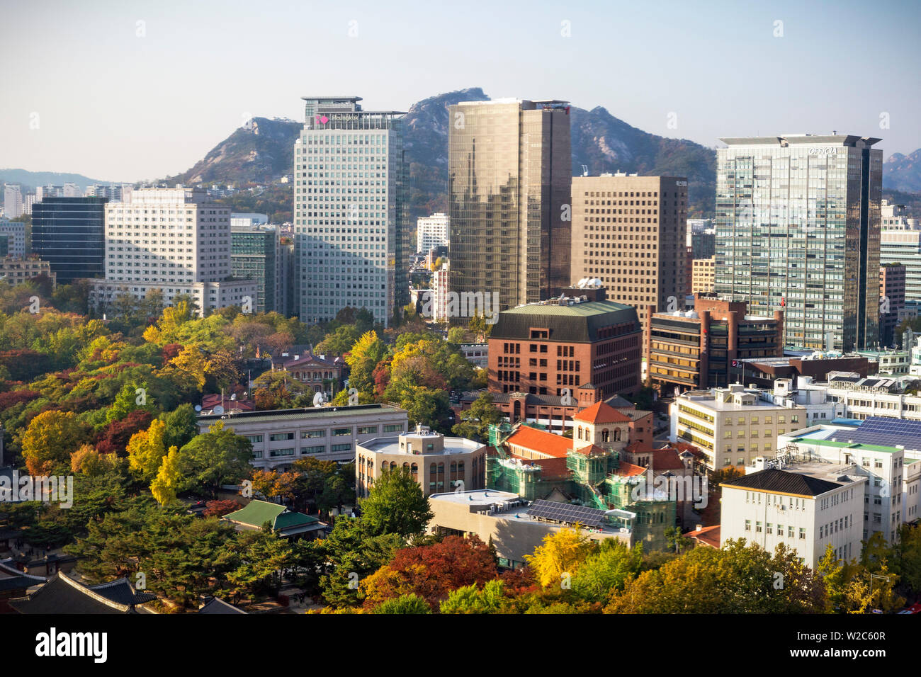 Erhöhte Blick über Deoksugung Palast, Gwanghwamun, Seoul, Südkorea Stockfoto
