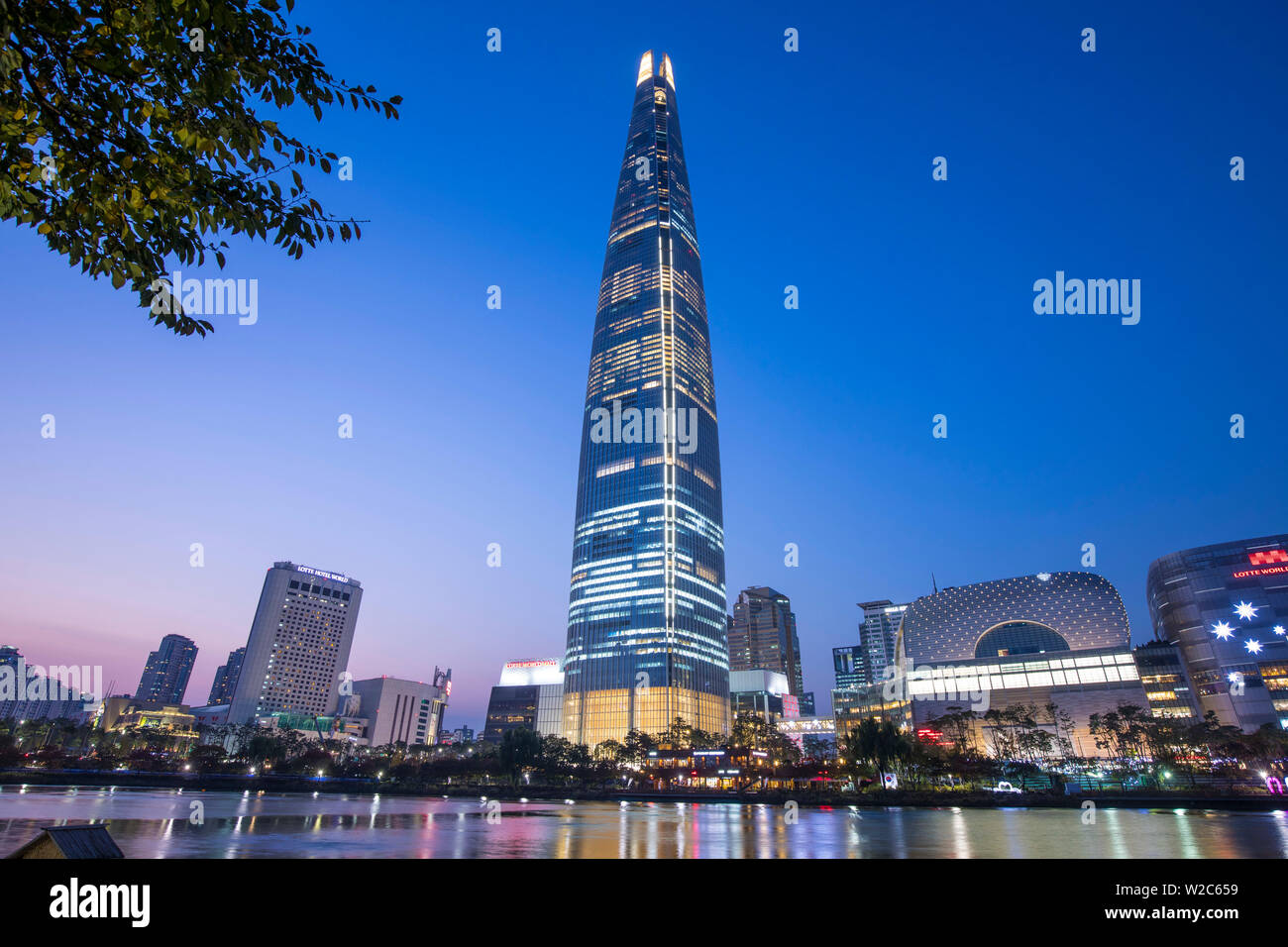 Lotte Tower (555 m supertall Wolkenkratzer, 5. höchste Gebäude der Welt, wenn in 2016 abgeschlossen), Seoul, Südkorea Stockfoto