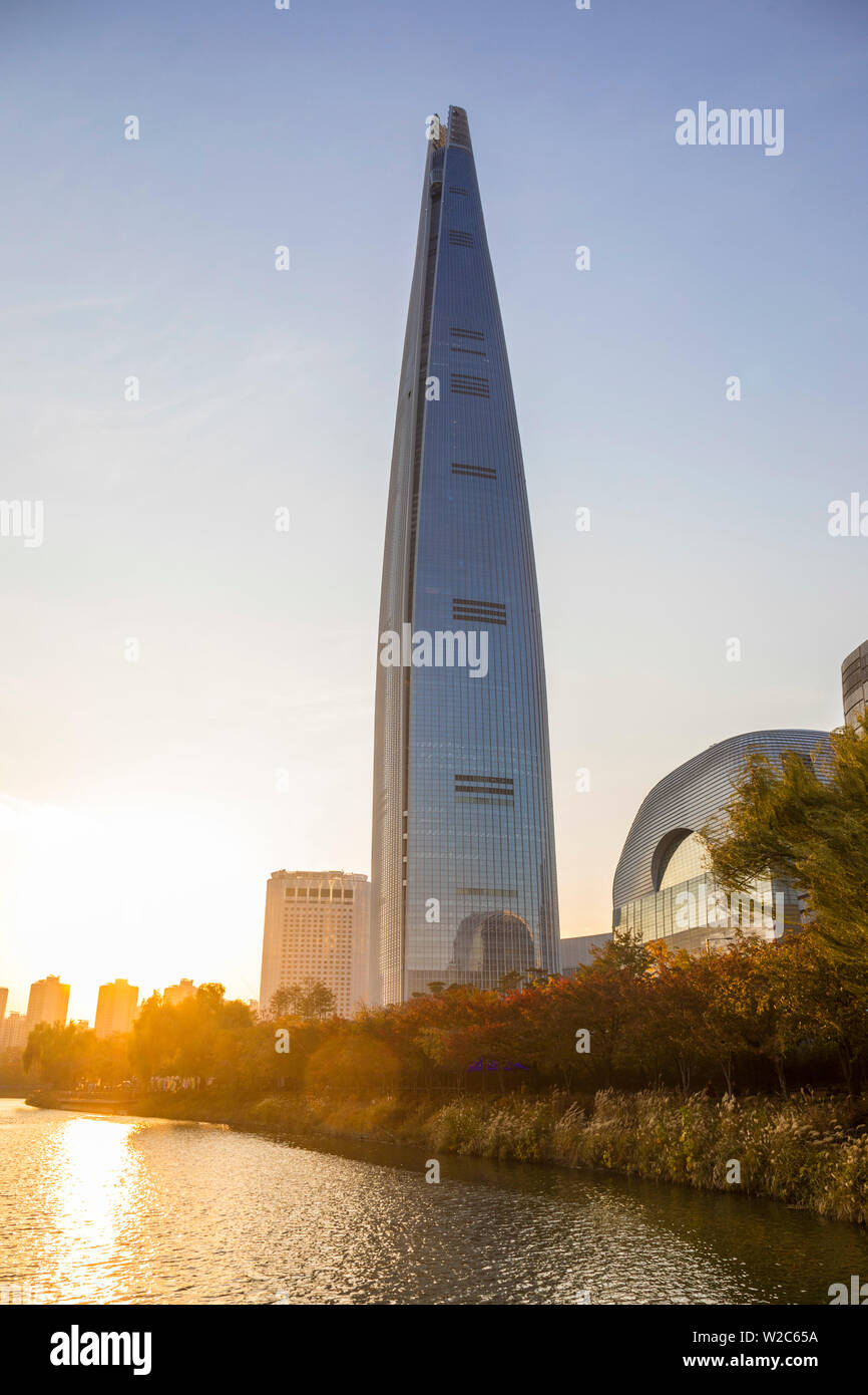 Lotte Tower (555 m supertall Wolkenkratzer, 5. höchste Gebäude der Welt, wenn in 2016 abgeschlossen), Seoul, Südkorea Stockfoto