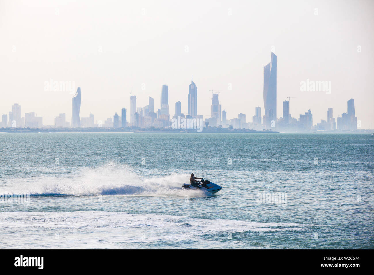 Kuwait, Kuwait City, Salmiya, den arabischen Golf und die Skyline der Stadt auf der Suche nach Al Hamra Tower Stockfoto