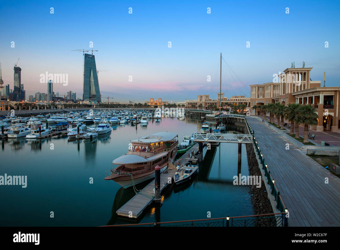 Kuwait, Kuwait City, Souk Shark Shopping Centre und Marina mit neuen Zentralbank von Kuwait im Abstand Stockfoto