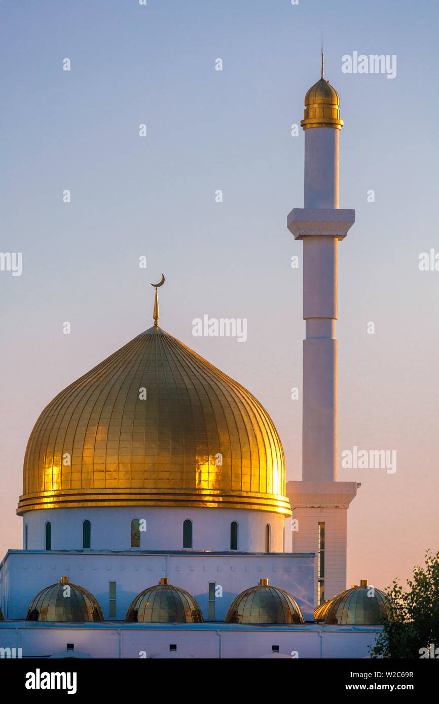 Zentralasien, Kasachstan, Astana, Nur Astana Moschee in der Dämmerung Stockfoto