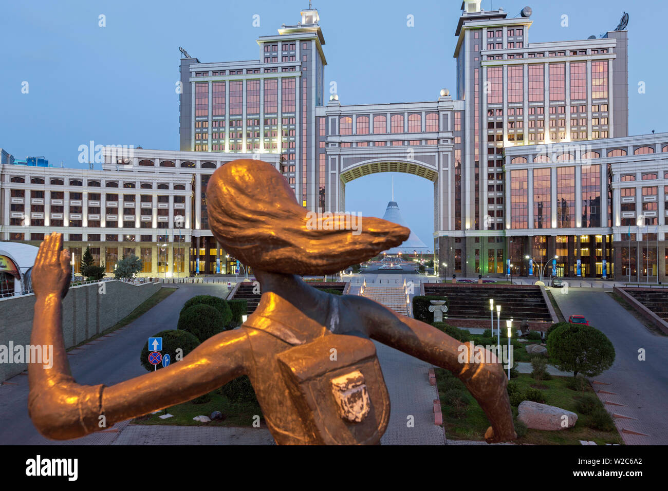 Zentralasien, Kasachstan, Astana, Nurzhol Bulvar, KazMunaiGas Gebäude und Khan Shatyr center Stockfoto