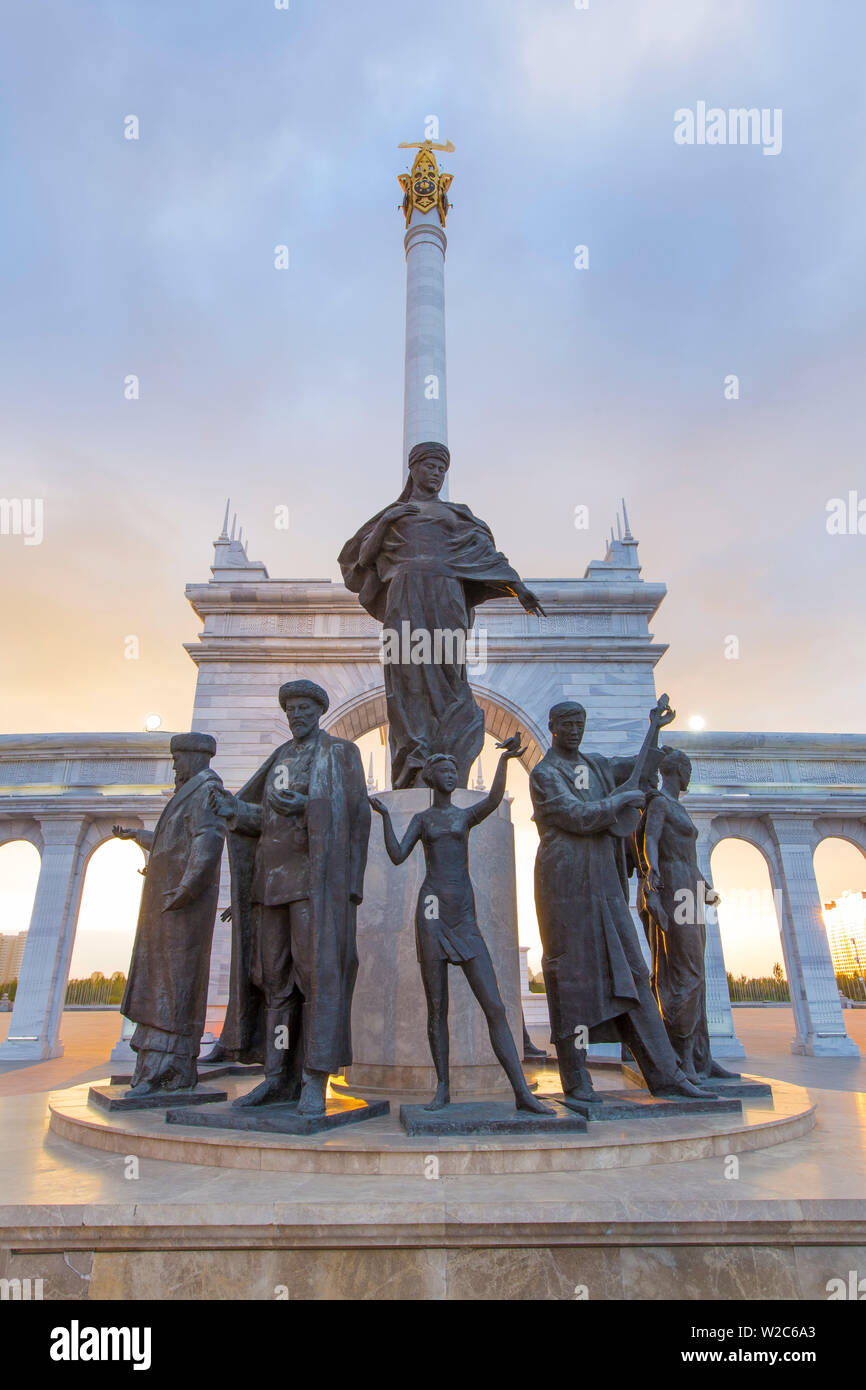 Zentralasien, Kasachstan, Astana, KazakYeli Denkmal der Unabhängigkeit Stockfoto