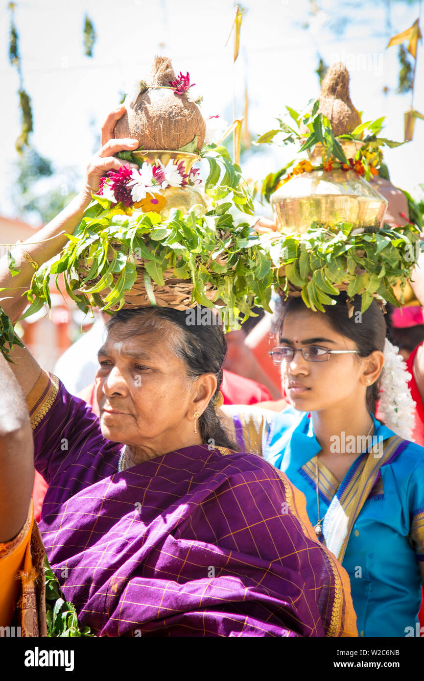 Frauen, die während einer hinduistischen Zeremonie an einem Hindu Tempel, Beau Champ, Flacq, Ostküste, Mauritius Stockfoto