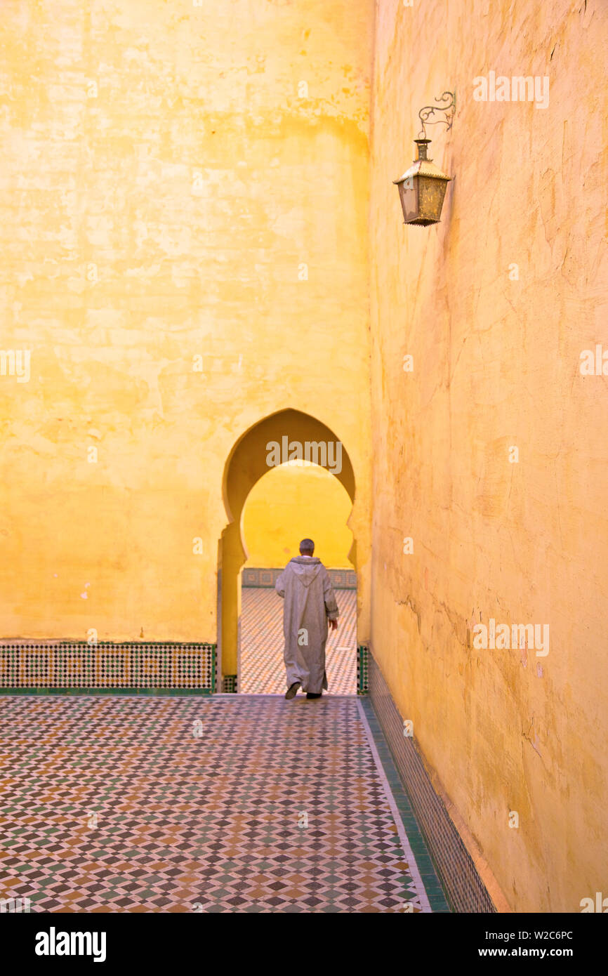 Mann in Hof, Interieur des Mausoleum von Moulay Ismail, Meknes, Marokko, Nordafrika Stockfoto