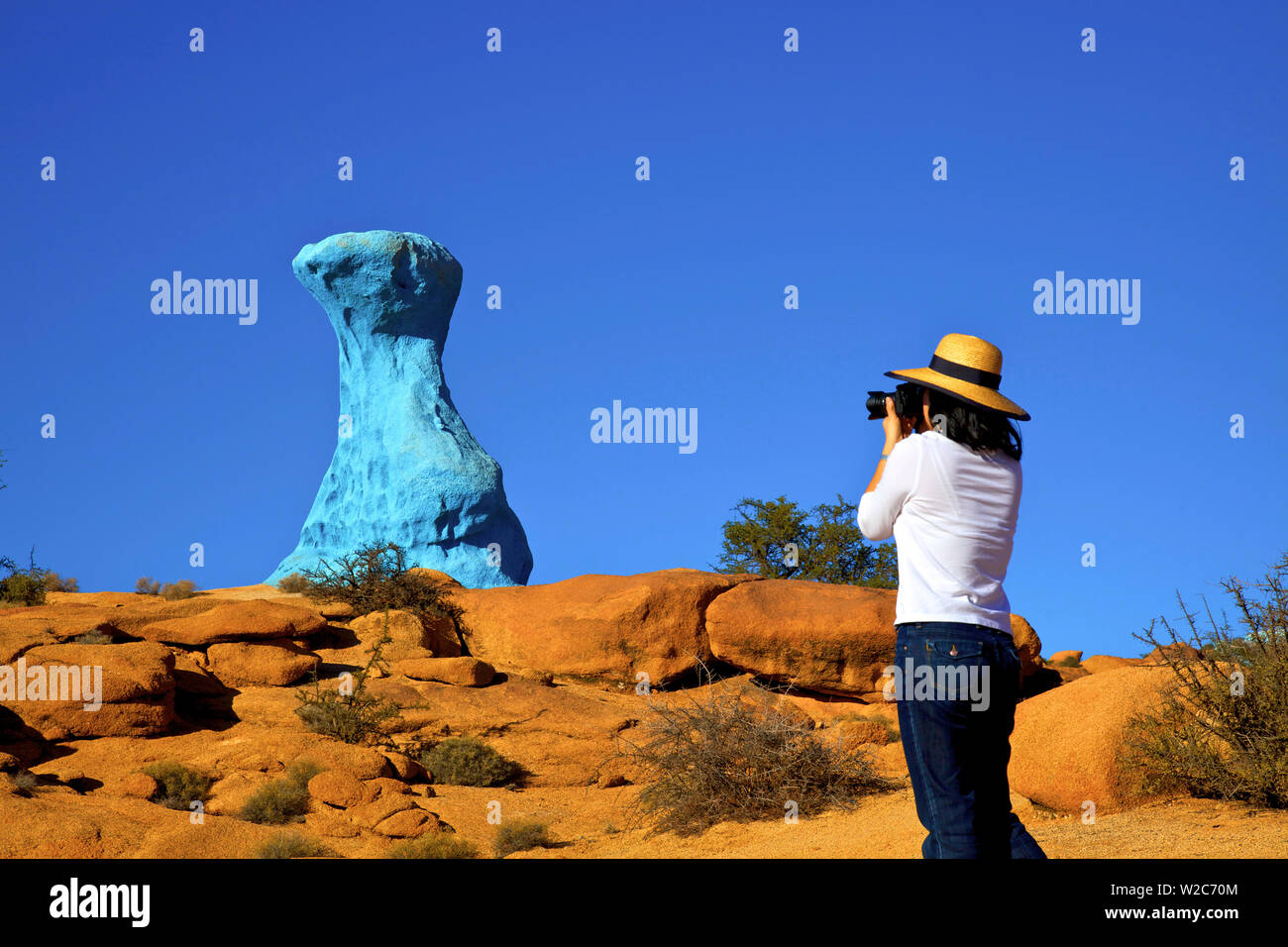 Tourist, Fotos von bemalten Felsen der belgische Künstler Jean Verame, Tafraoute, Marokko, Nordafrika (MR) Stockfoto