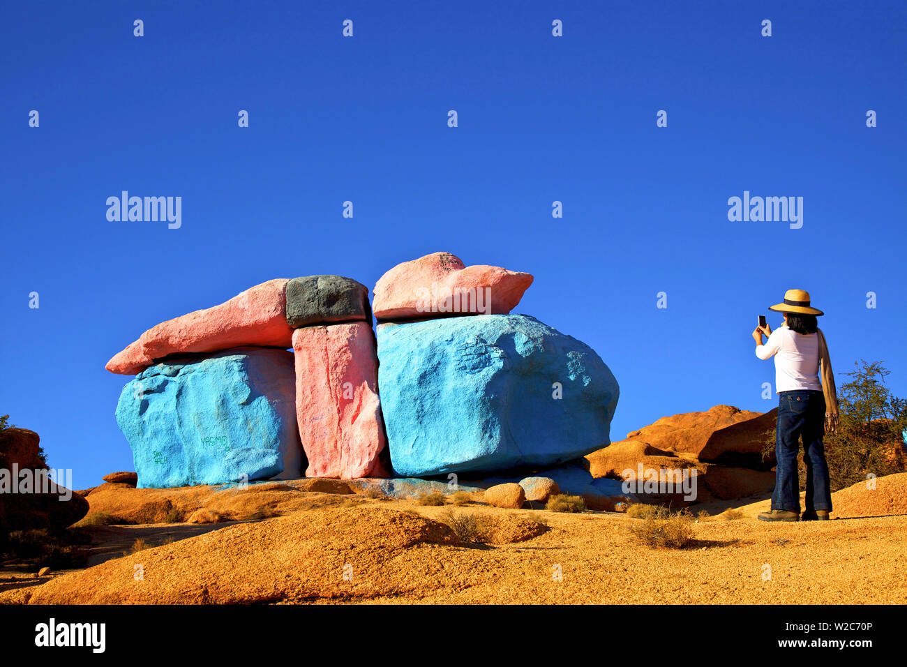 Tourist, Fotos von bemalten Felsen der belgische Künstler Jean Verame, Tafraoute, Marokko, Nordafrika (MR) Stockfoto