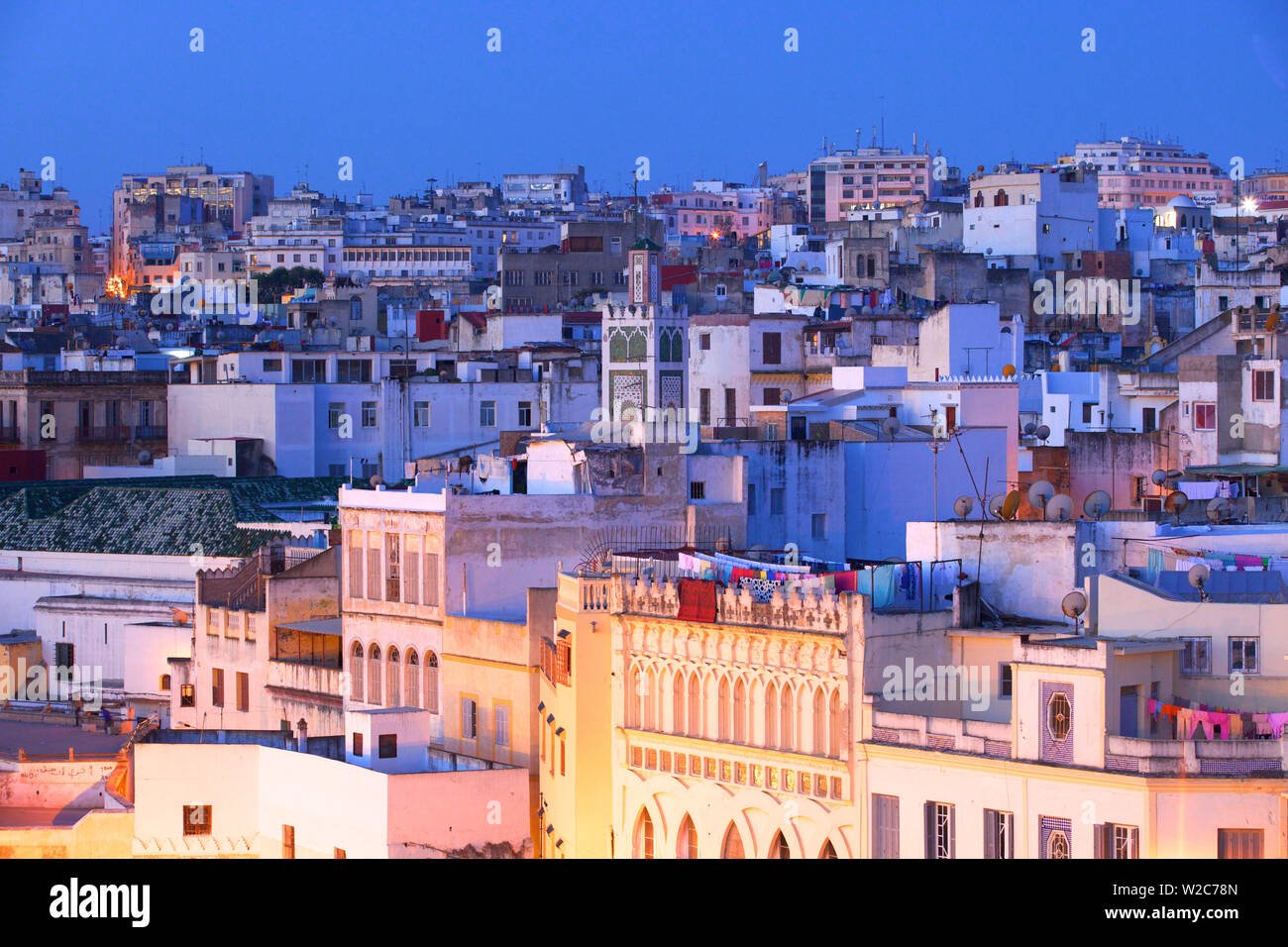 Große Moschee und Medina im Morgengrauen, Tanger, Marokko, Nordafrika Stockfoto