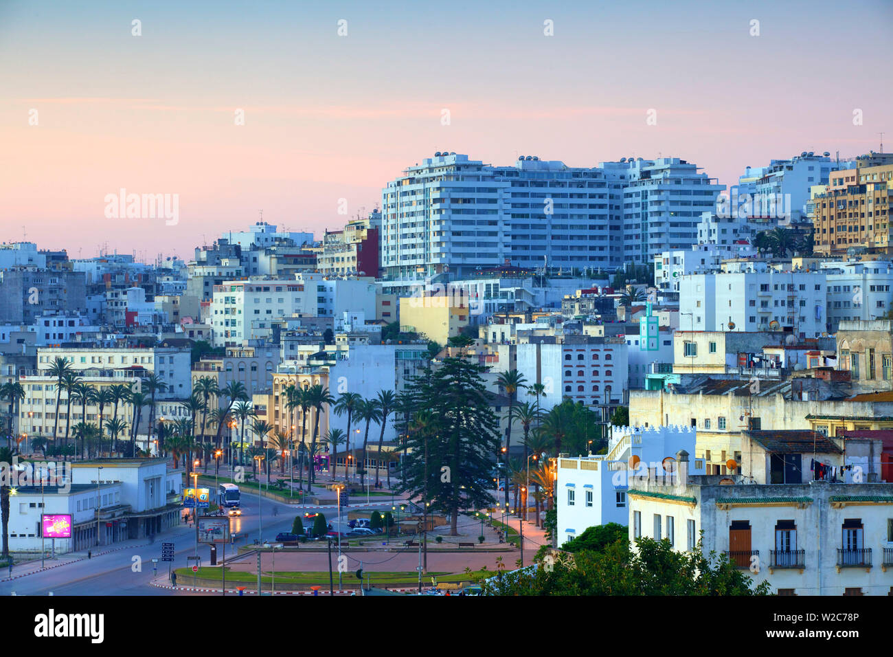 Avenue d ' Espagne bei Dämmerung, Tanger, Marokko, Nordafrika Stockfoto