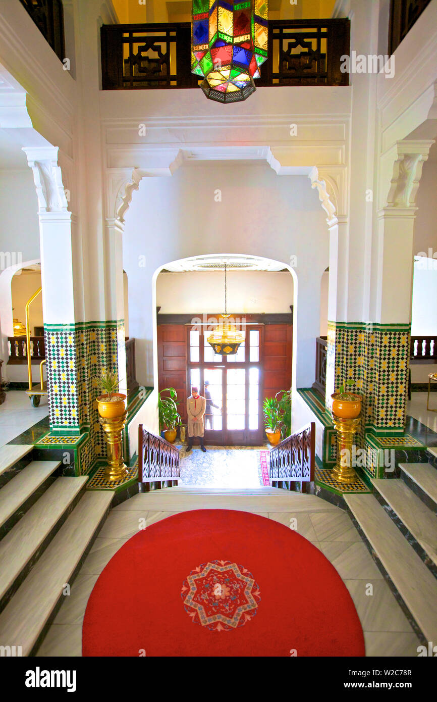 Eingang des fünf-Sterne-Hotel mit Türsteher, Tanger, Marokko, Nordafrika Stockfoto