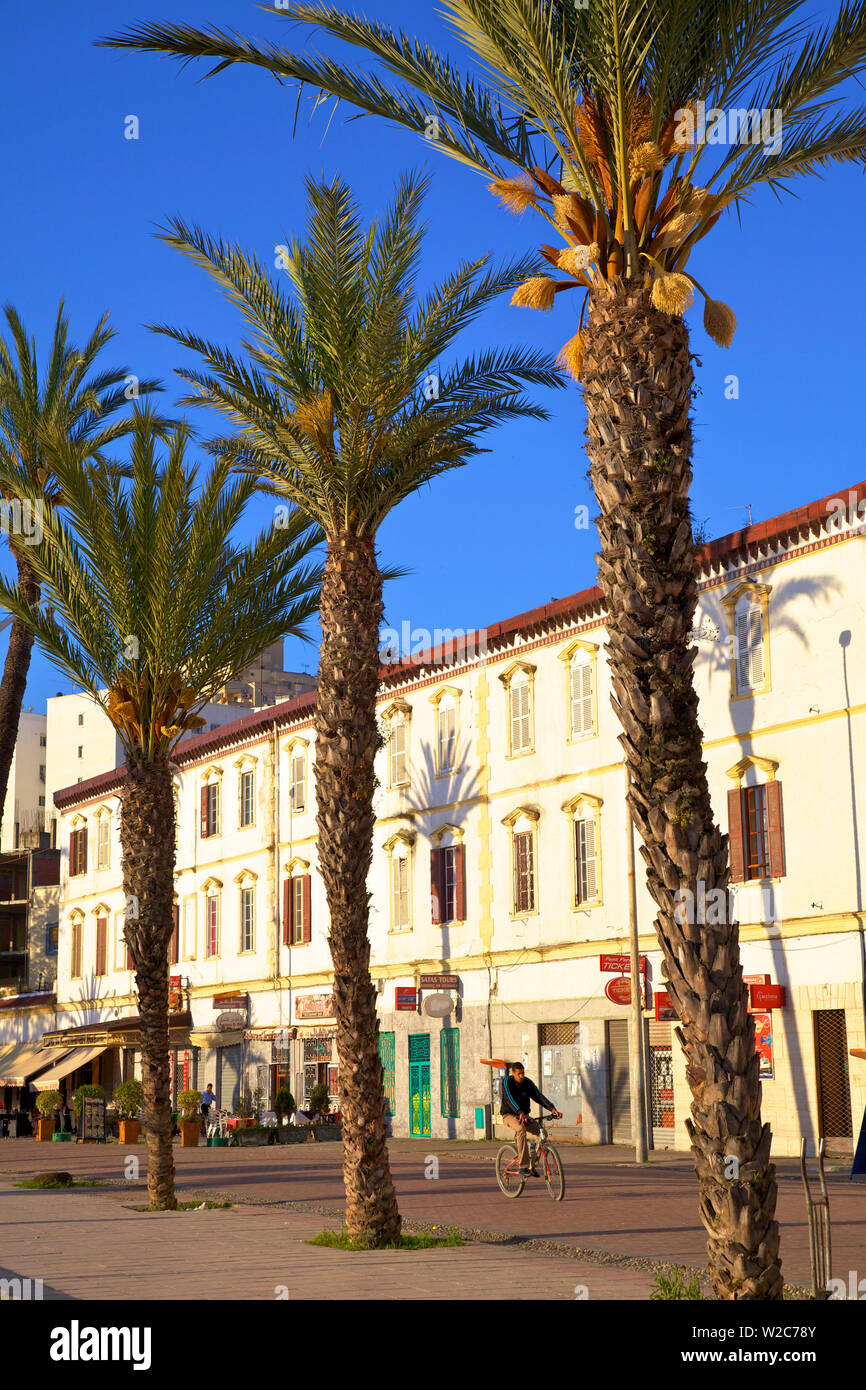 Cafe und alten kolonialen Gebäude an der Avenue d'Espagne, Tanger, Marokko, Nordafrika Stockfoto