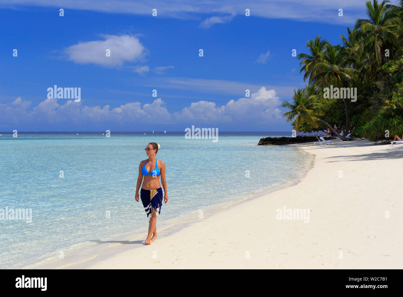 Malediven, Süd Ari Atoll, Athuruga Island, Diamanten Athuruga Resort, junge Frau am Strand (MR) Stockfoto