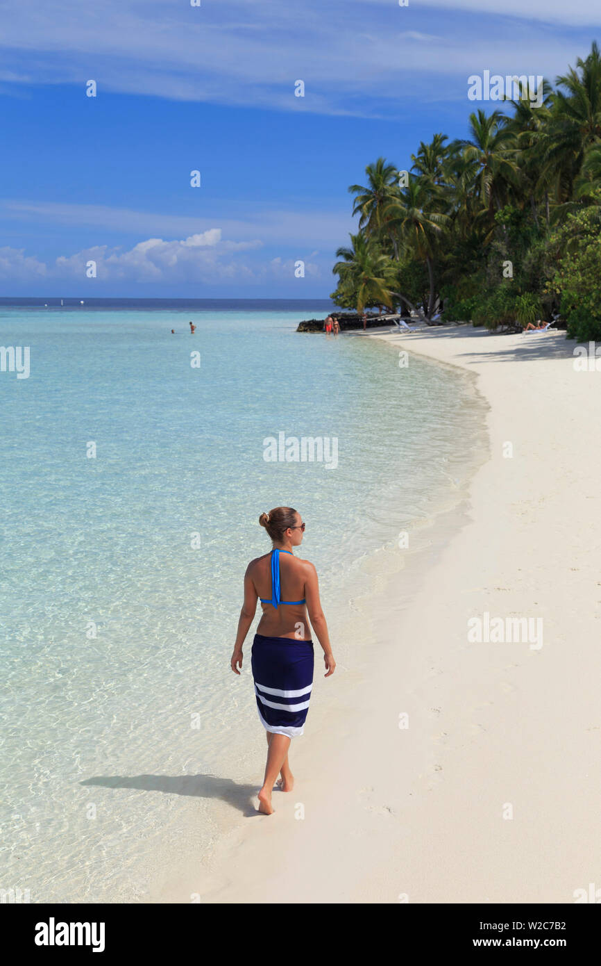 Malediven, Süd Ari Atoll, Athuruga Island, Diamanten Athuruga Resort, junge Frau am Strand (MR) Stockfoto