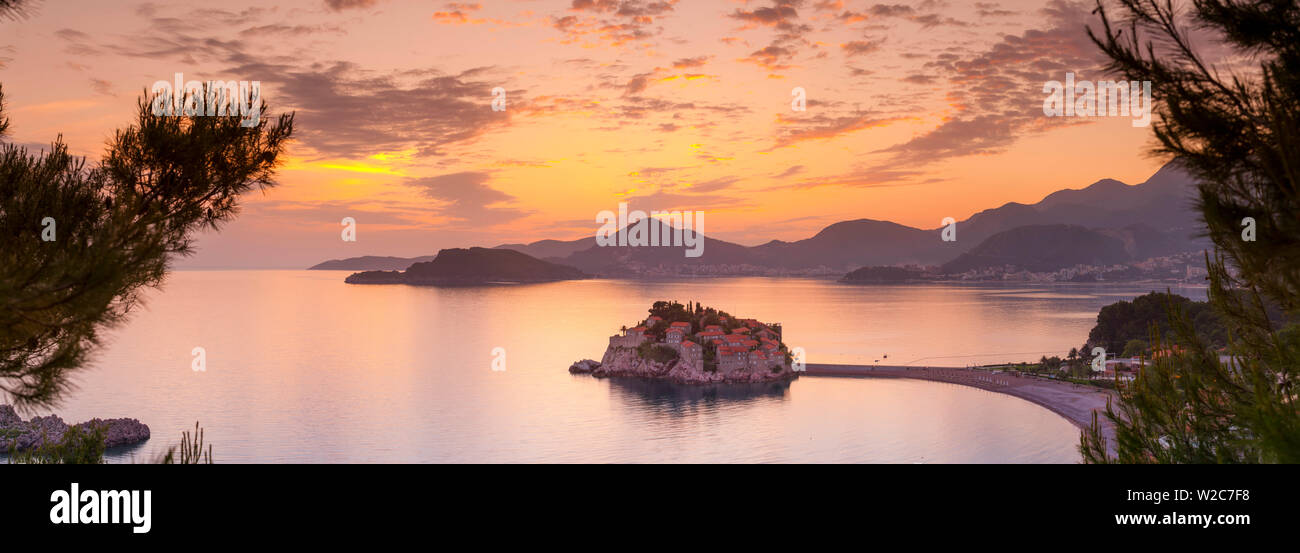 Die malerische Insel Dorf Sveti Stephan beleuchtet bei Sonnenuntergang, Sveti Stefan, Montenegro Stockfoto