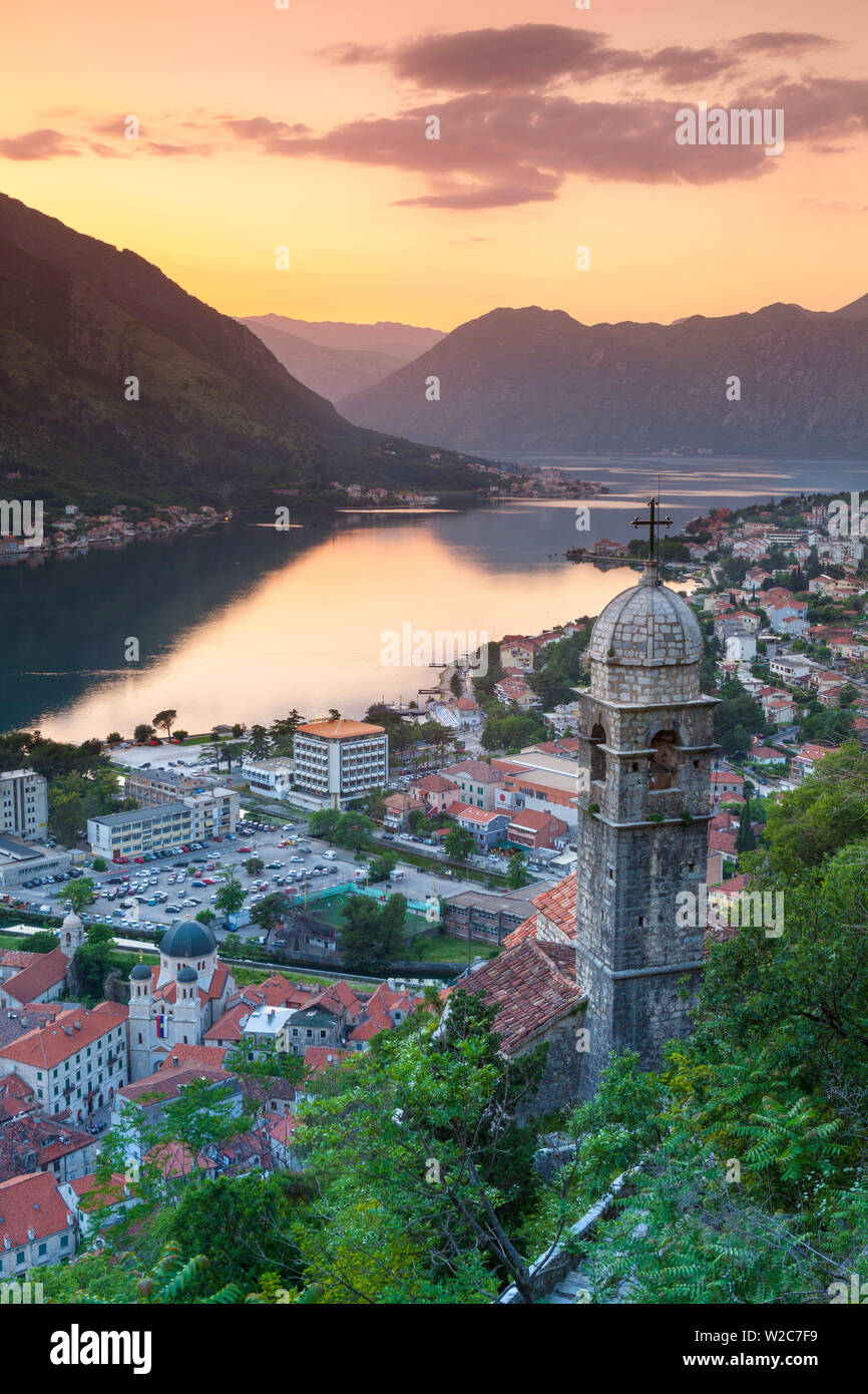 Erhöhten Blick auf die Kotor Stari Grad (Altstadt) und die Bucht von Kotor bei Sonnenuntergang, Kotor, Montenegro Stockfoto