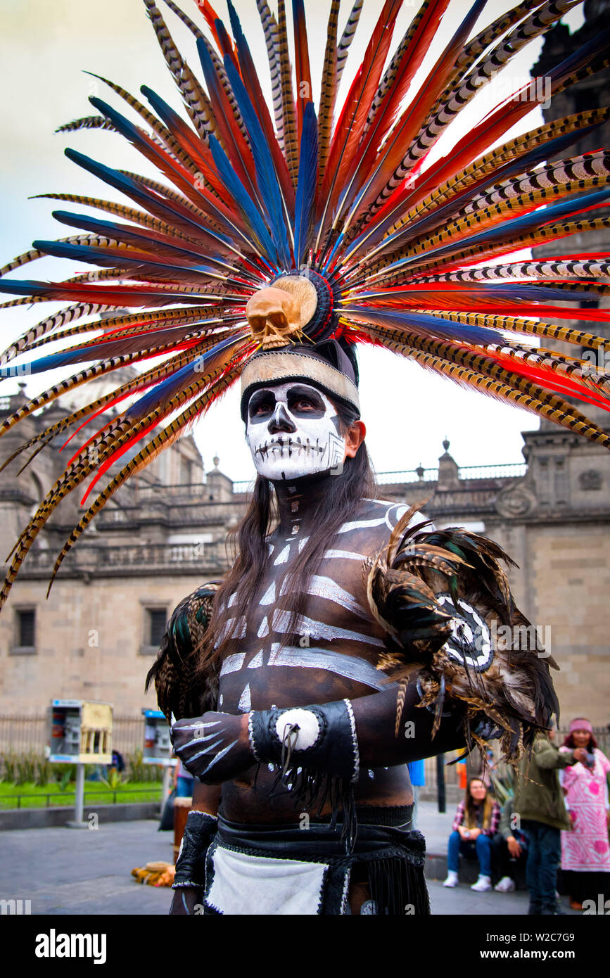 Mexiko, Mexiko City, Aztec Tänzerin, Danza Azteca, Kopfschmuck, Penacho, Plume, Tag der Toten Gesicht Farbe Stockfoto