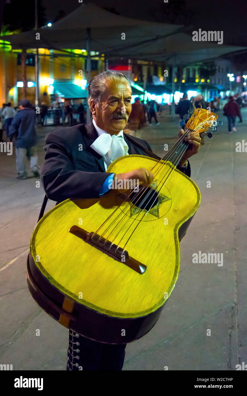 Mexiko, Mexiko City, Mariachi Guitar Player, mexikanische Guitarron Gitarre, Plaza Garibaldi, dem Geburtsort von Mariachi Stockfoto