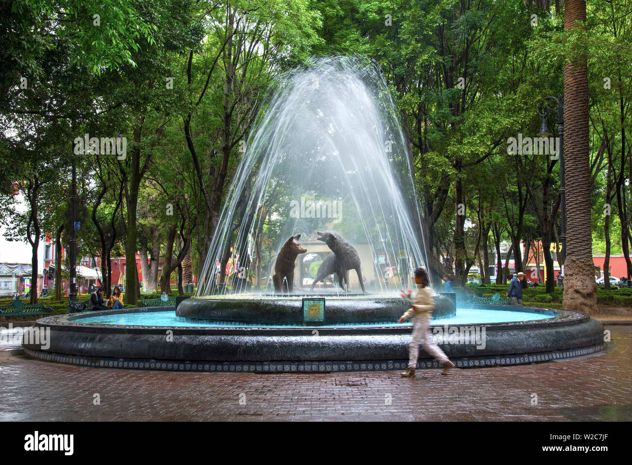 Mexiko, Mexiko City, Coyoacan, Ort der Kojoten, historischen Viertel, Plaza del centenario, Jardin del centenario, Coyote Bronze Brunnen Skulptur Stockfoto