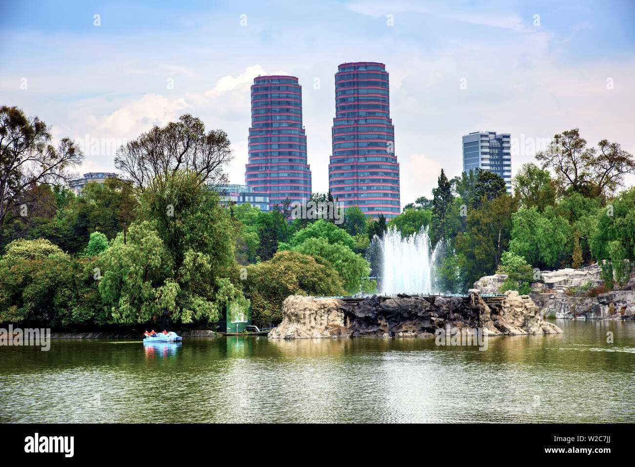 Mexiko, Mexiko City, Twin Towers, Polanco, Condominums, Chapultepec Park, Bosque de Chapultepec, Lagune, Paddelboot Stockfoto