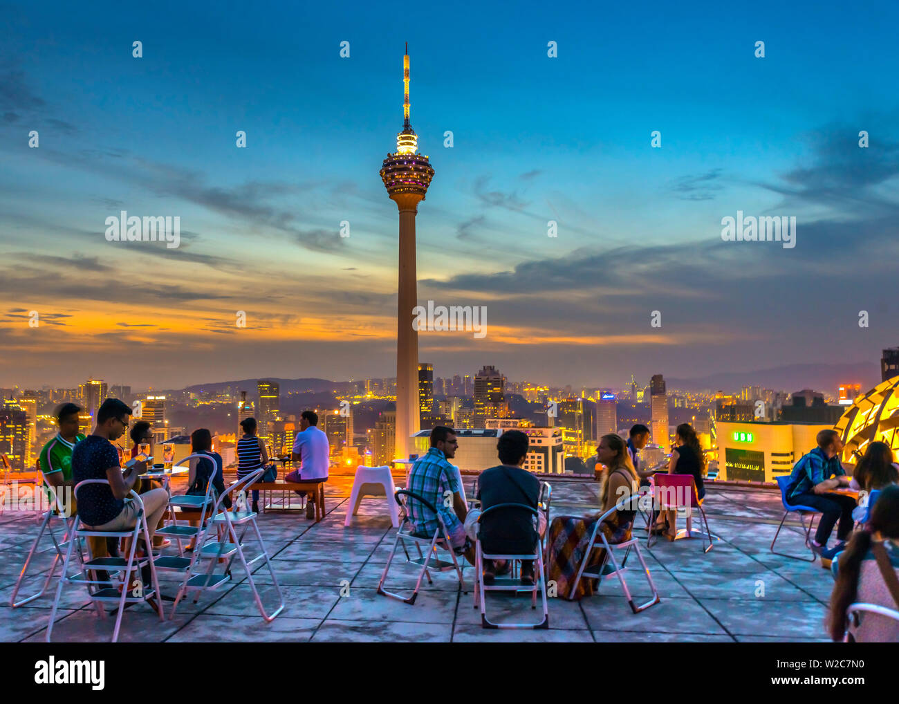 Malaysia, Kuala Lumpur, Helipad, Bar und Kuala Lumpur Tower Stockfoto
