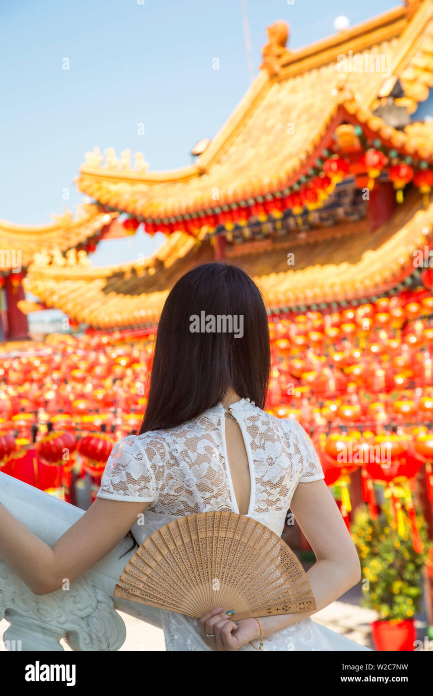 Thean Hou chinesischen Tempel, junge chinesische Frau mit Ventilator, Kuala Lumpur, Malaysia Stockfoto