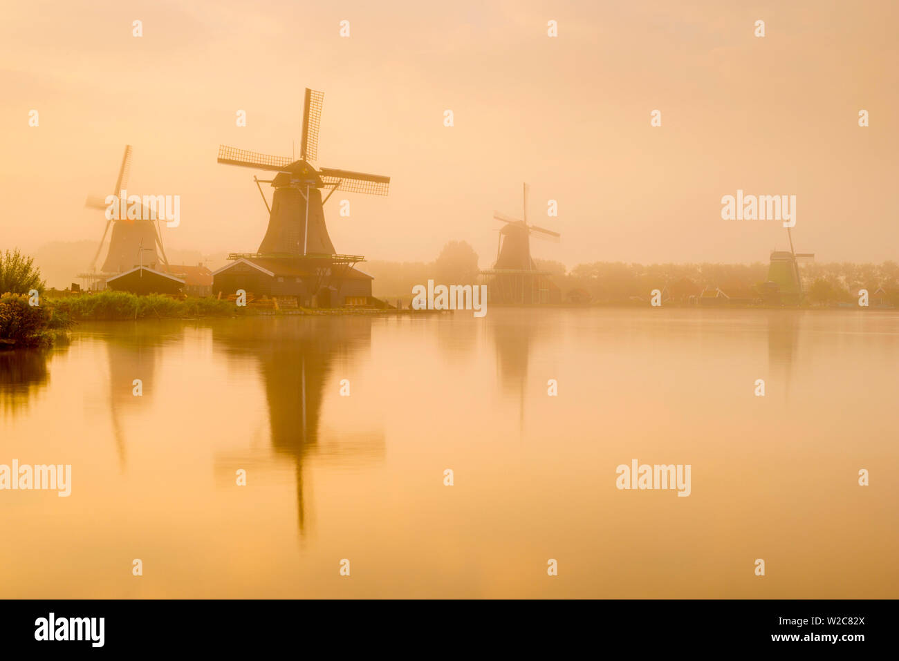 Niederlande, Nordholland, Zaandam, Zaanse Schans, von links nach rechts der Seeker (De) Zoeker Oilmill, die jungen Schafe (Het Jonge Schaap) Sägewerk und die Katze (De Kat) Dyemill Stockfoto