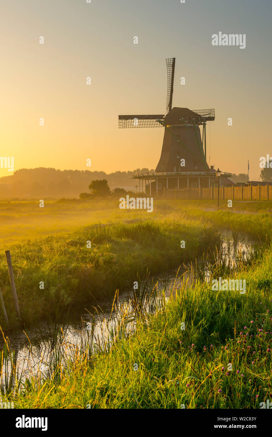 Niederlande, Nordholland, Zaandam, Zaanse Schans, der Sucher (De) Zoeker Oilmill bei Sonnenaufgang Stockfoto